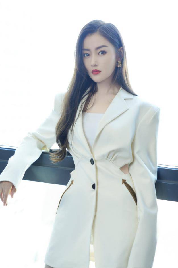 张天|张天爱美得好高调，精致颜值配“T台曲线”，这模样真是咋穿咋美