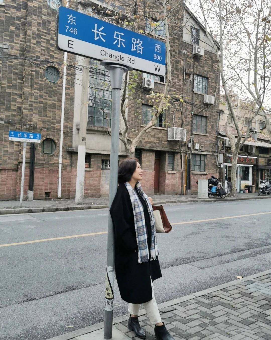 黑色|女人过了50岁，冬天少露“脚脖子”！大衣+烟管靴，谁见夸年轻