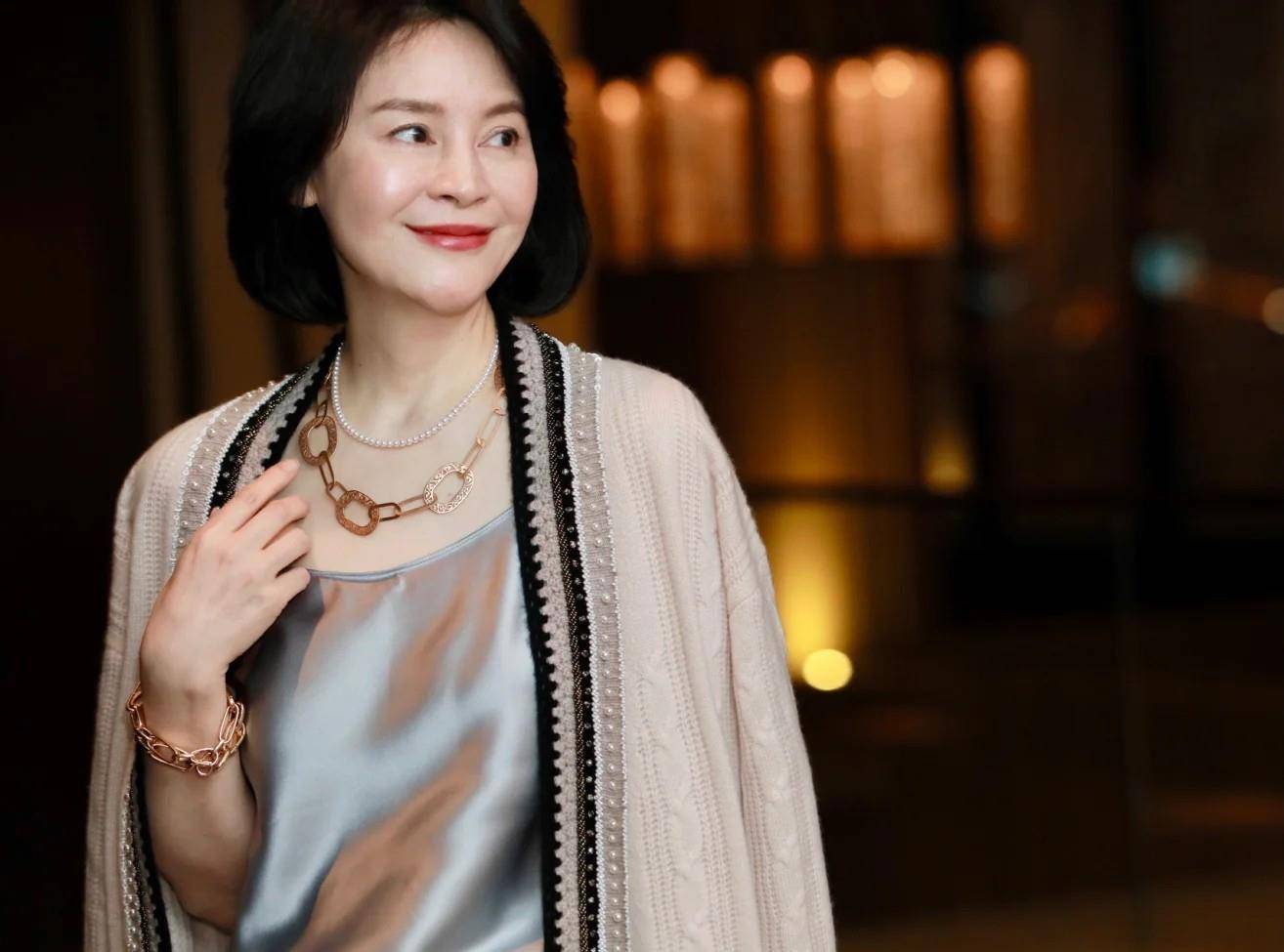 白色|这才是中年女性流行的打扮：针织衫配嫩裙，五六十岁女人穿好时髦