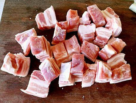 五花肉300克,梅干菜1小碗,八角2个,花雕酒3勺,冰糖适量,生抽2勺,老抽1