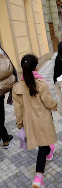 健美裤|富士康老板娘高调晒度假照！71岁老公搂美女合影，穿搭扮嫩不服老