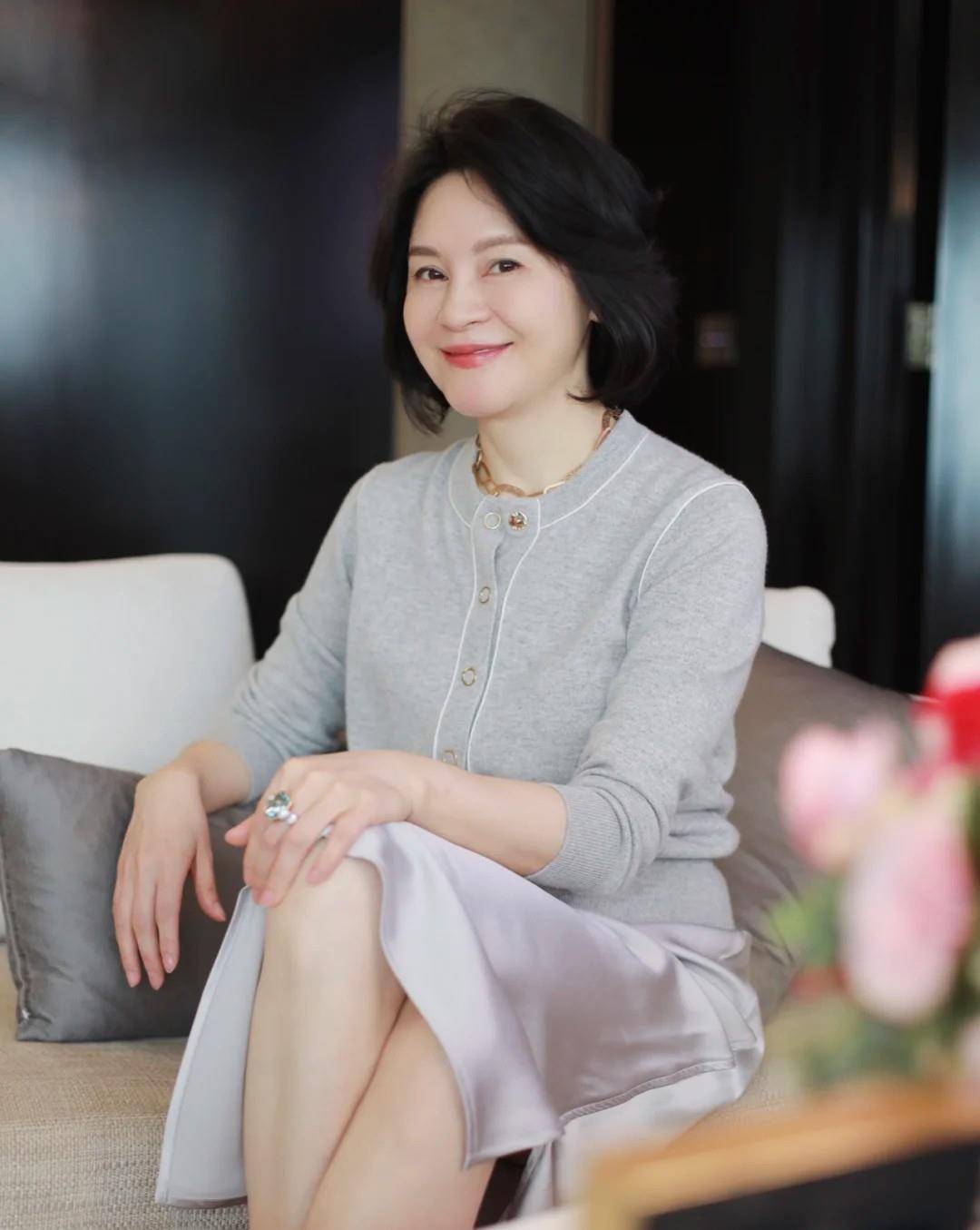 白色|这才是中年女性流行的打扮：针织衫配嫩裙，五六十岁女人穿好时髦