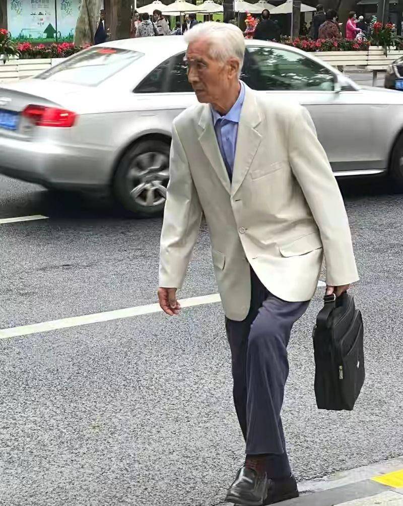 黑色|老年人不懂时尚？上海平均65岁的老年人的时尚穿搭，比90后更时髦