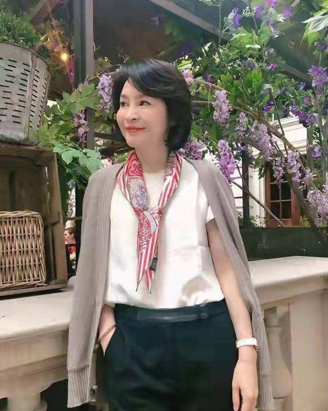 大气|中年妇女穿衣秘诀：优雅大气最重要，4个“穿搭法则”为气质加分
