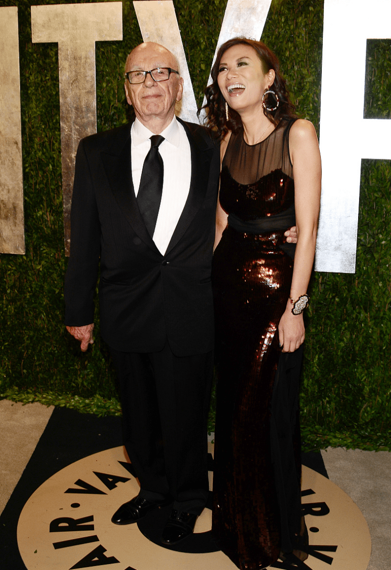 进行|邓文迪的魅力“老少通杀”，穿亮面裙和前夫合照，美得更突出了