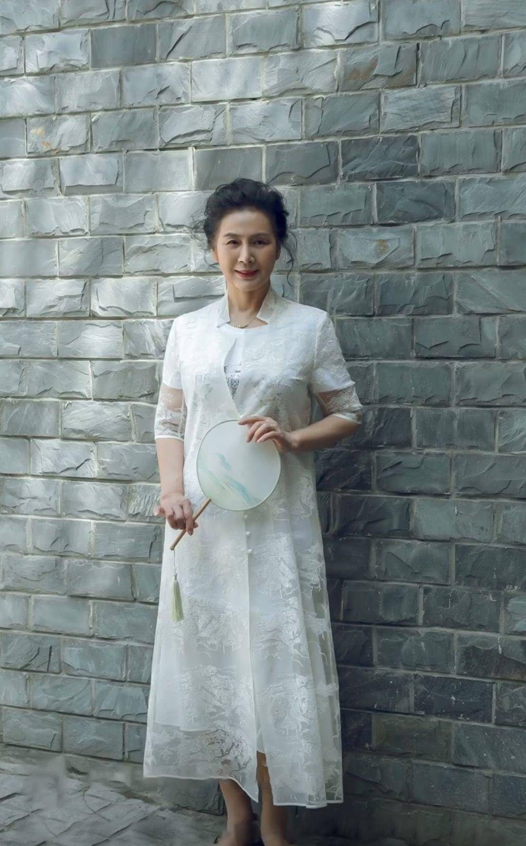 黑色|这才是60岁女人该有的打扮：“膝下裙+平底鞋”，简单舒适才最美