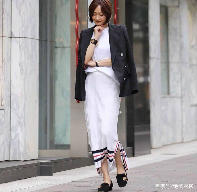 洛薇|凭着一身极简“黑白配”穿搭，52岁的她，为什么赢得体面优雅？