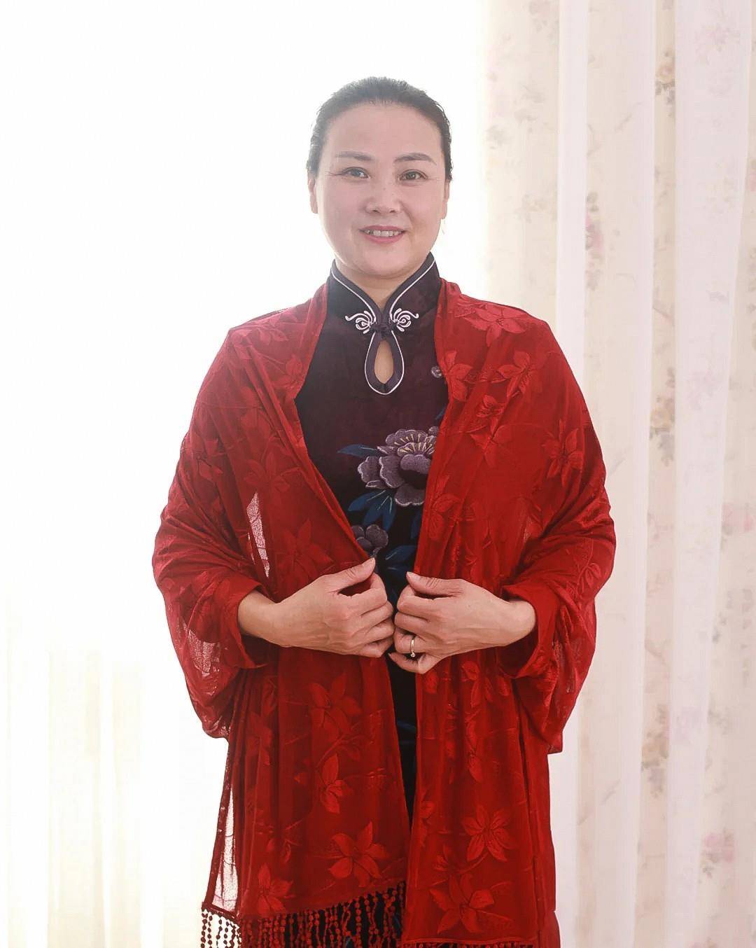 设计|适合穿旗袍的中年女人，身材符合这3个“特征”！瘦真的不在其中