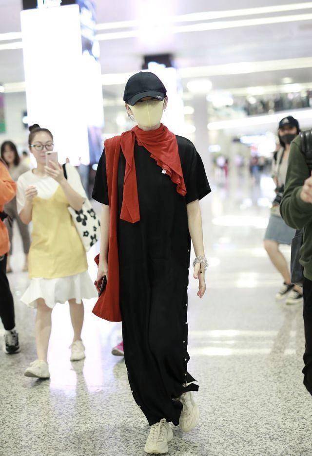 腰带|许晴的气质一般人学不来，黑色连体裤走机场简约利落，高级感爆棚