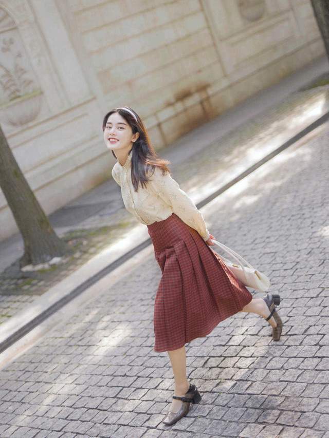 女生|2、30岁如何穿出高级的优雅感？衬衫配半身裙，少女气质感十足