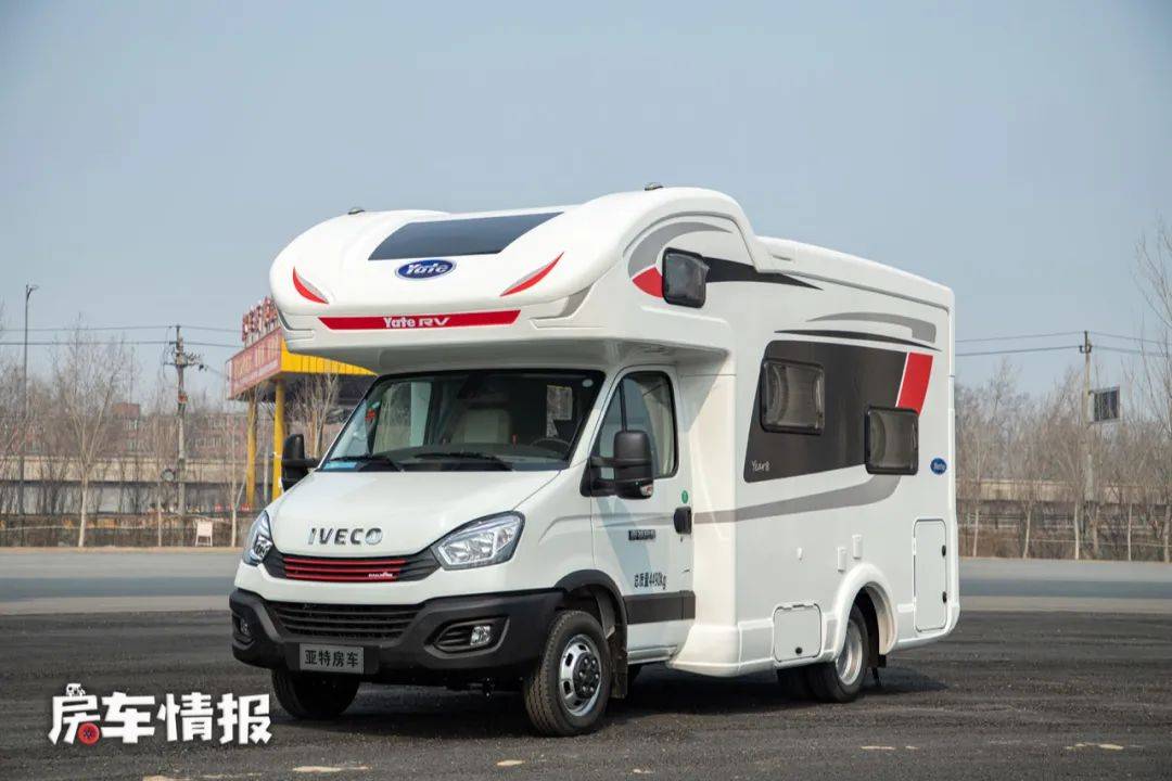 亚特超宽体房车来了横向空间真心大内部还带2米3大床睡觉随便躺