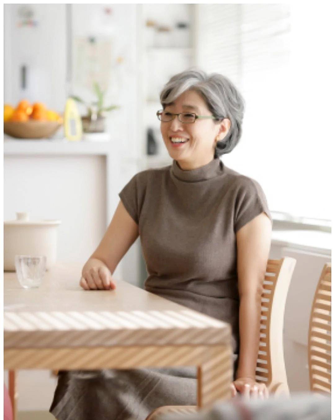 发型|60岁的女人，过年染什么发色好？学会这3种选色法，怎么都好看
