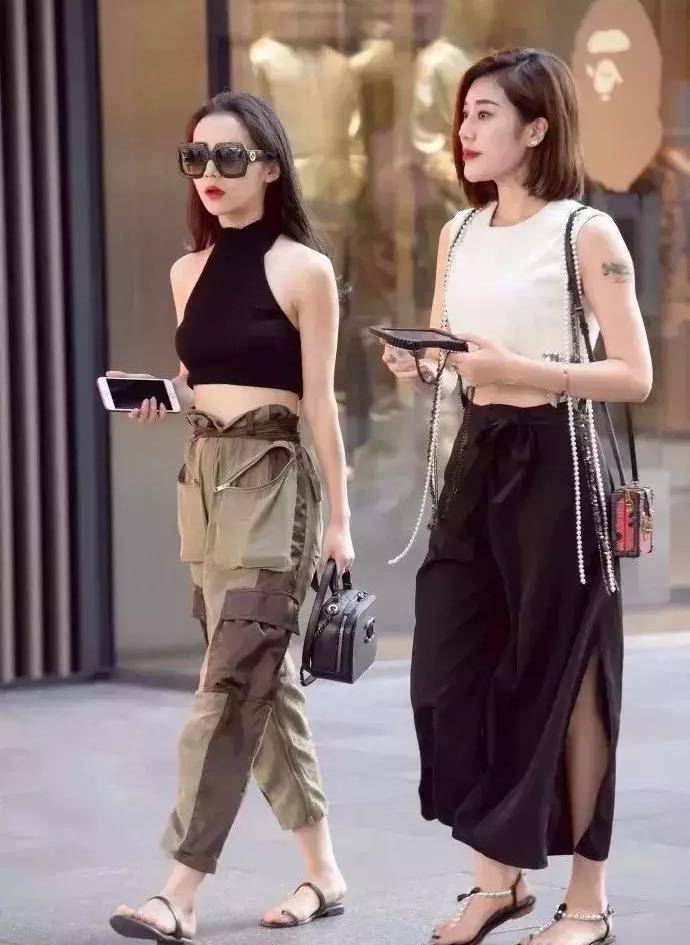 口袋|黑胸配上军色休闲裤,斗艳挚友互不相让