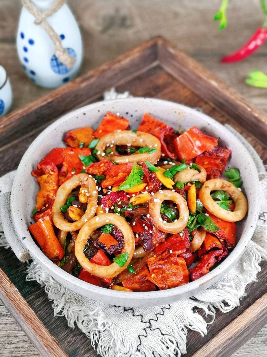 原创鱿鱼圈别总炸,这样做香辣开胃,上桌就光盘,大人孩子都爱吃