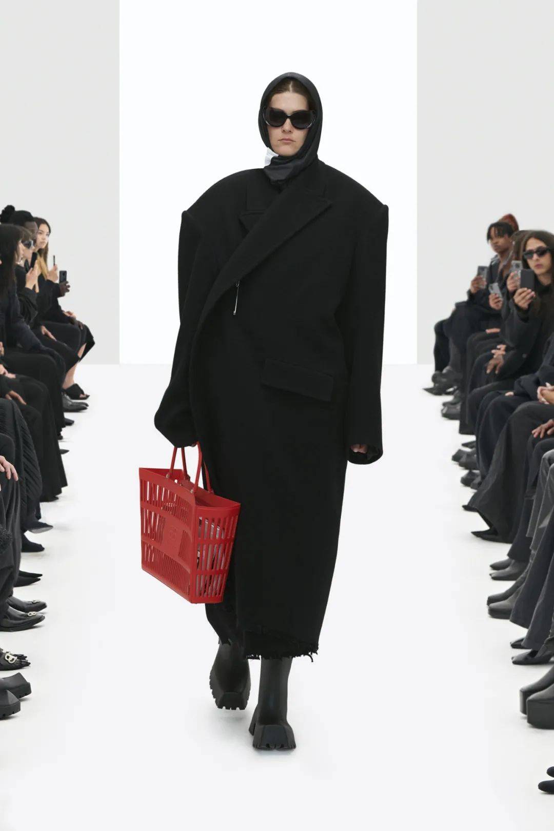 个性|你的肩膀可以有多酷？Balenciaga2022春夏成衣