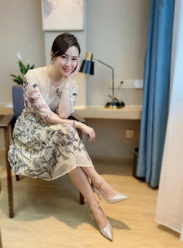 美人|岁月果然不败美人，52岁翁虹穿印花裙，小腿纤细真抢镜