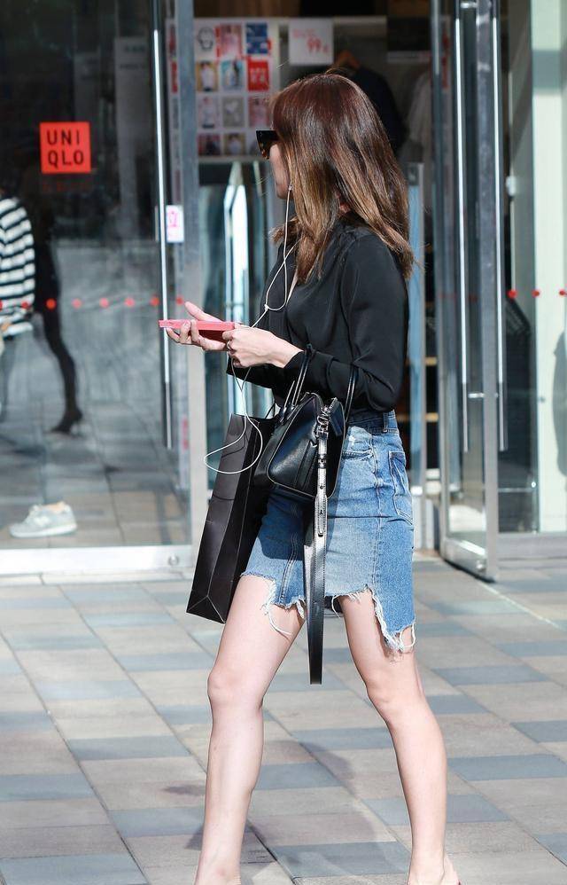 连体|黑色吊带短连体裙搭灰色短连体裙,干净利落,低调时尚