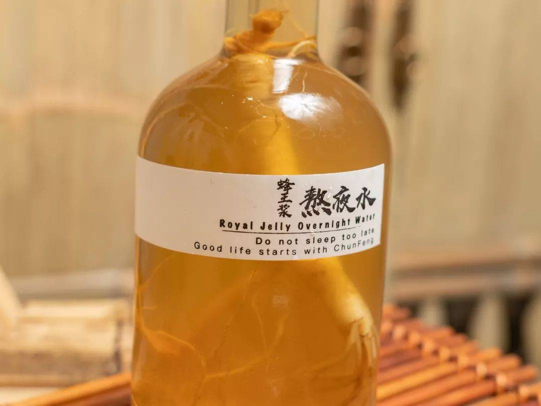 敷面膜花最贵的钱买蜂王浆一边喝熬夜水一边熬夜的年轻人