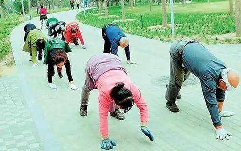 女子|不走寻常路！女子模仿动物爬行健身引追捧，能治腰椎病是真的吗？