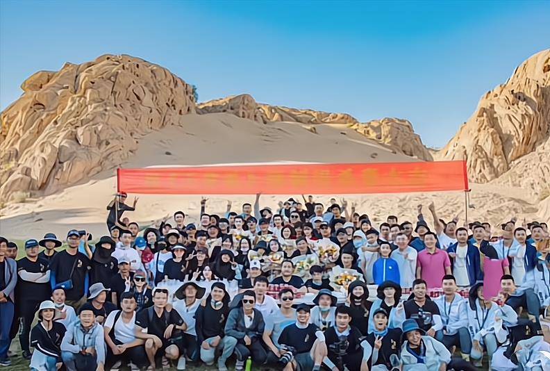 红一|肖战杀青和任敏“比可爱”！两人一红一白好搭，皮肤也是全场最白