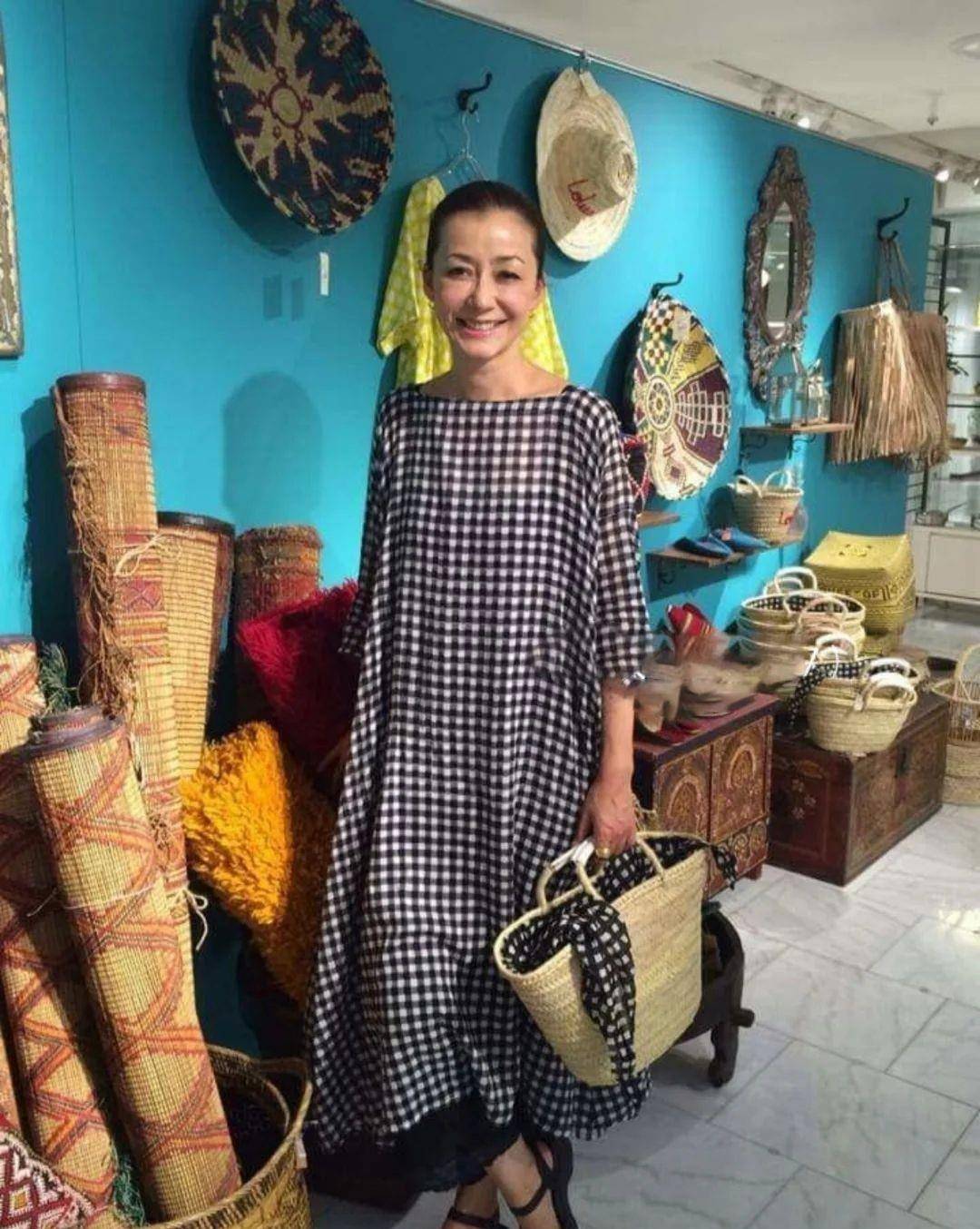 颜色|60多岁的女人，多穿这种素雅裙！遮肉藏肚时髦洋气，不化妆也美嫩