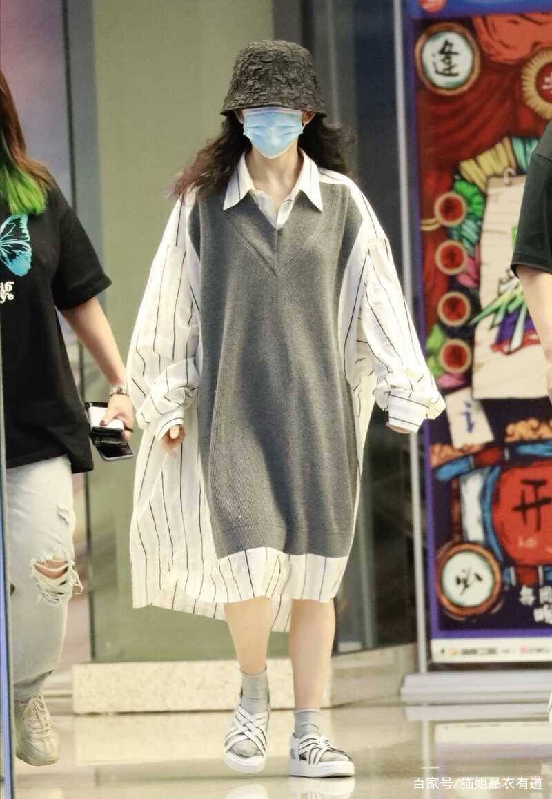 小白|离开舞台的谢娜不再“疯癫”，走机场穿条纹裙配小白鞋，真温柔