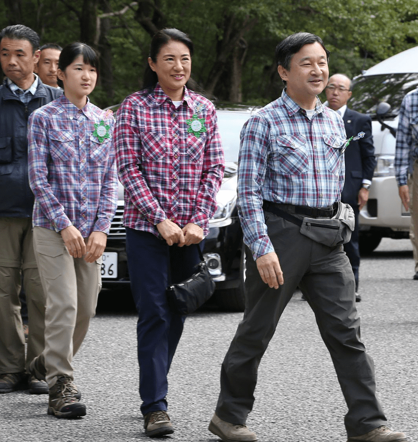 爱子|爱子公主气质好普通，素颜穿格纹衬衫出镜，和普通小姑娘没两样