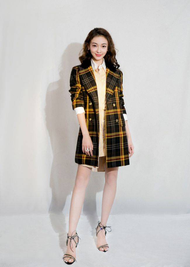 吴瑾|28岁因《延禧攻略》大红，穿条纹衬衫裙配风衣，尽显甜美范