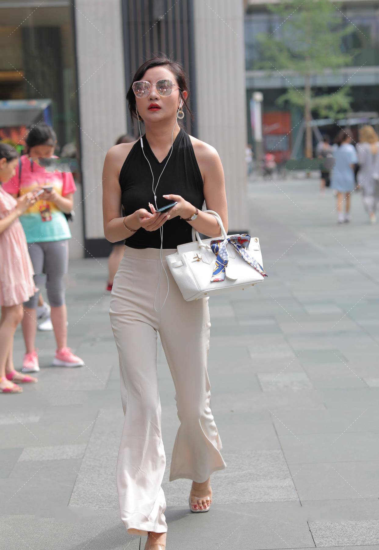 设计|黑色挂脖露背装，搭配温柔白色喇叭裤，清爽干净尽显大女人气质