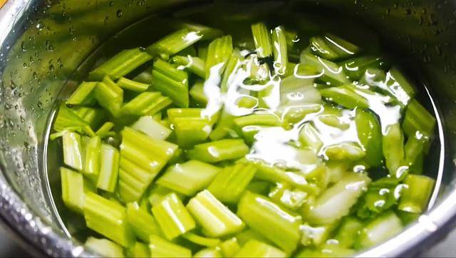 炒芹菜炒水吗 e08c74e176eb483baeec248cfe04dc78.jpeg