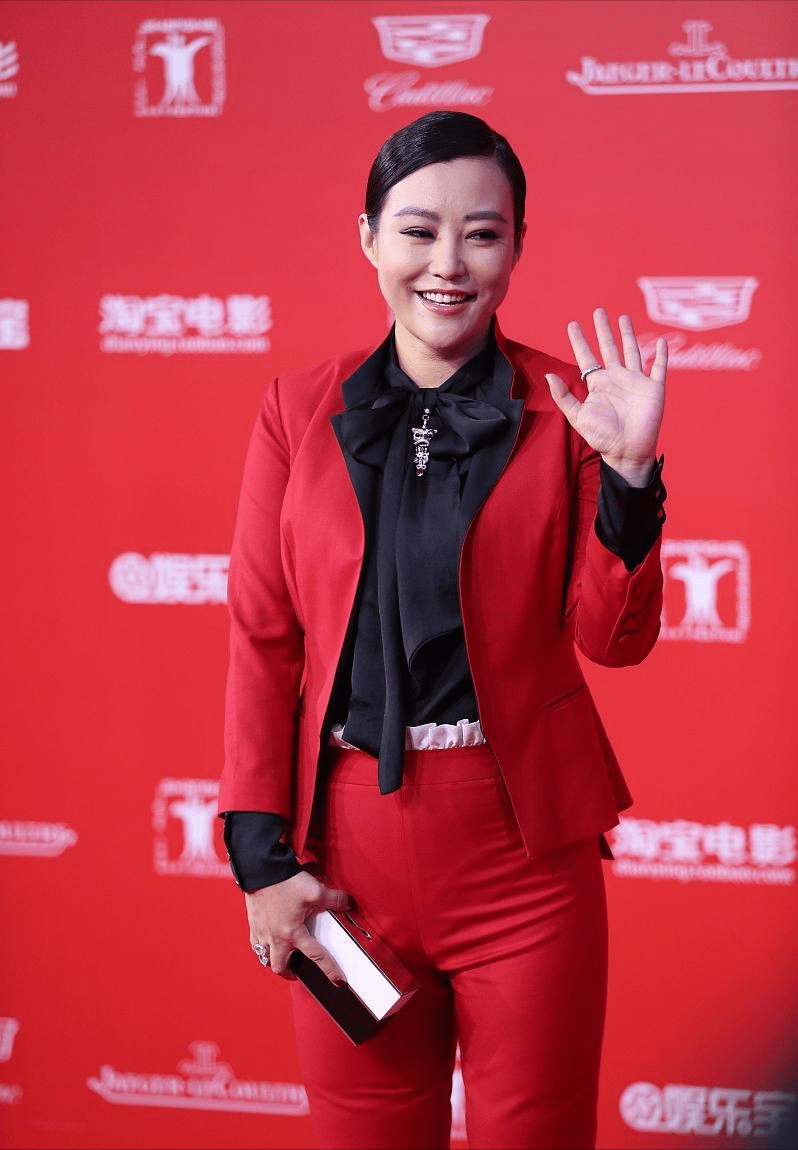 整体|郝蕾穿西装挺帅气，就是裤子勒得有点紧，饱满身材包不住了