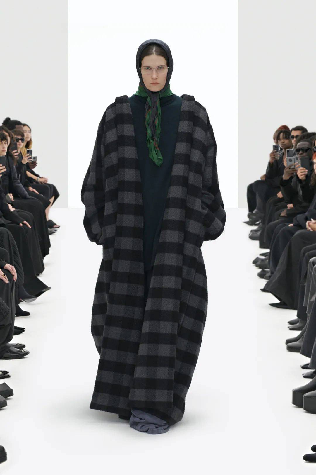 个性|你的肩膀可以有多酷？Balenciaga2022春夏成衣