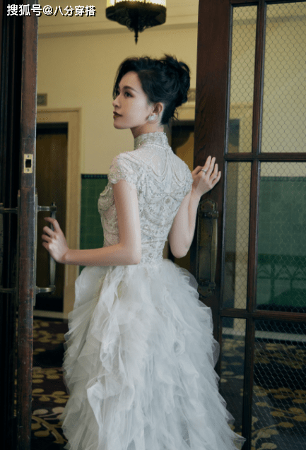 黑色|文咏珊有乱穿的“资本”，印花T恤配泡泡袖打底衫，还怪洋气的