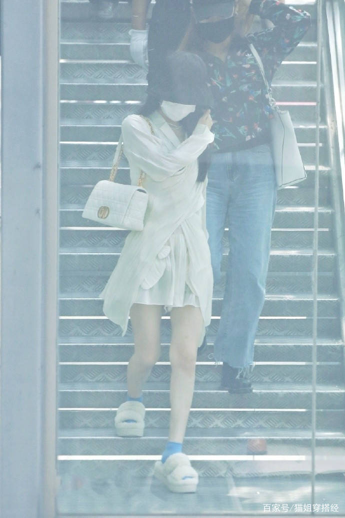 设计|单身的赵丽颖更舍得破费了，机场穿2000多白衬衫，Dior包也不离身