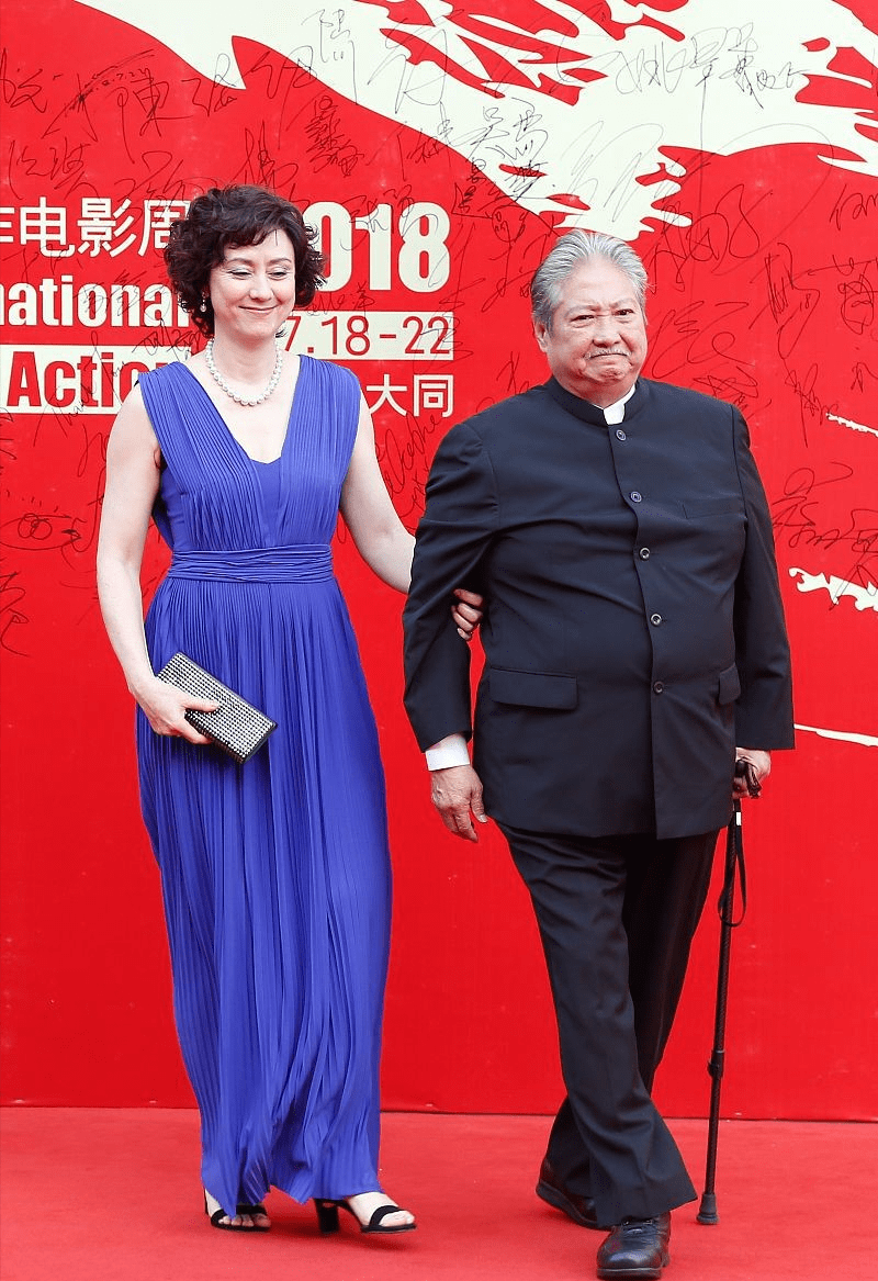 贵妇|洪金宝小娇妻真有贵妇气派，丝绒裙配金腰带，身材饱满却仍似模特