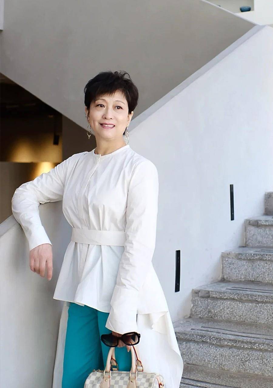 高领衫|这才是开春流行的打扮!阔腿裤+开衫,五六十岁的女人这样穿真美