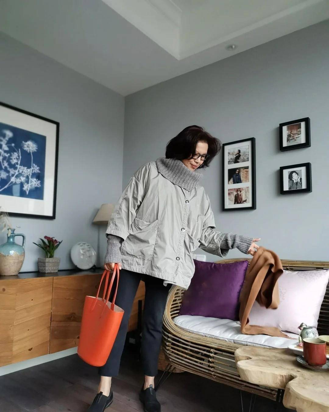 设计|女人60岁而已，别总“大妈式”穿搭！帽子+呢大衣，时髦显气质