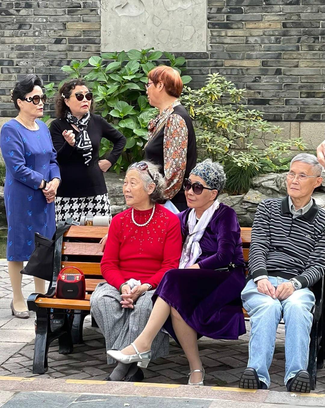 大腿|上海6、70岁阿婆真讲究，夏天穿裙子不露大腿，比故意扮嫩更好看
