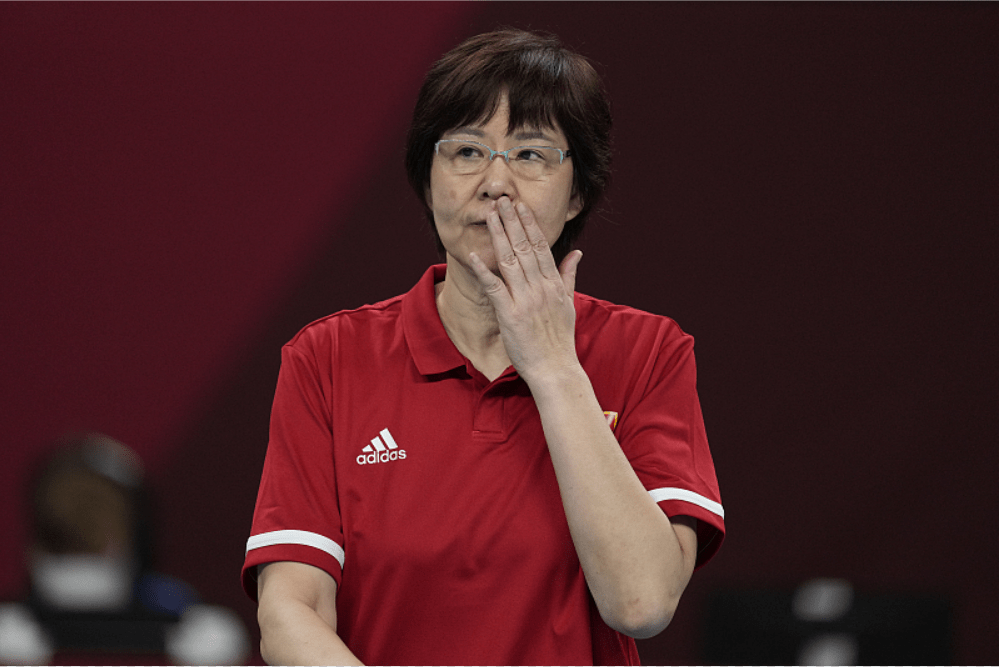 郎平|郎平即使满脸皱纹也有气质，把运动装穿出霸气感，眼神凌厉有气场