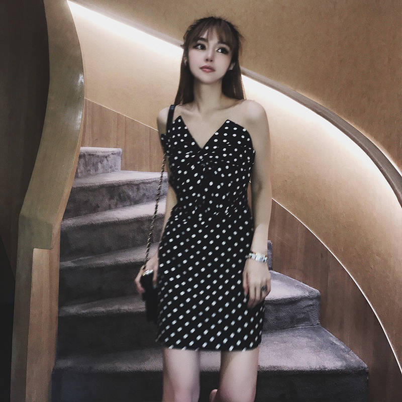 设计|周扬青晒照P图太狠，但穿紧身波点裙秀出曲线，仍能看出身材好