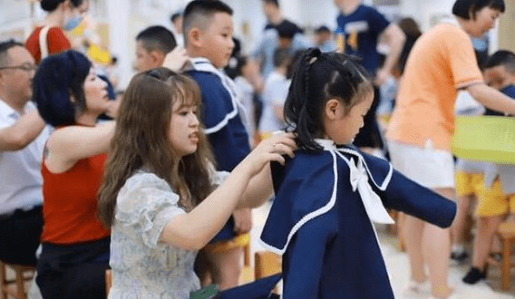 因为|幼儿园老师总是抱怨工资低,晒出“工资单”后,网友却不乐意了