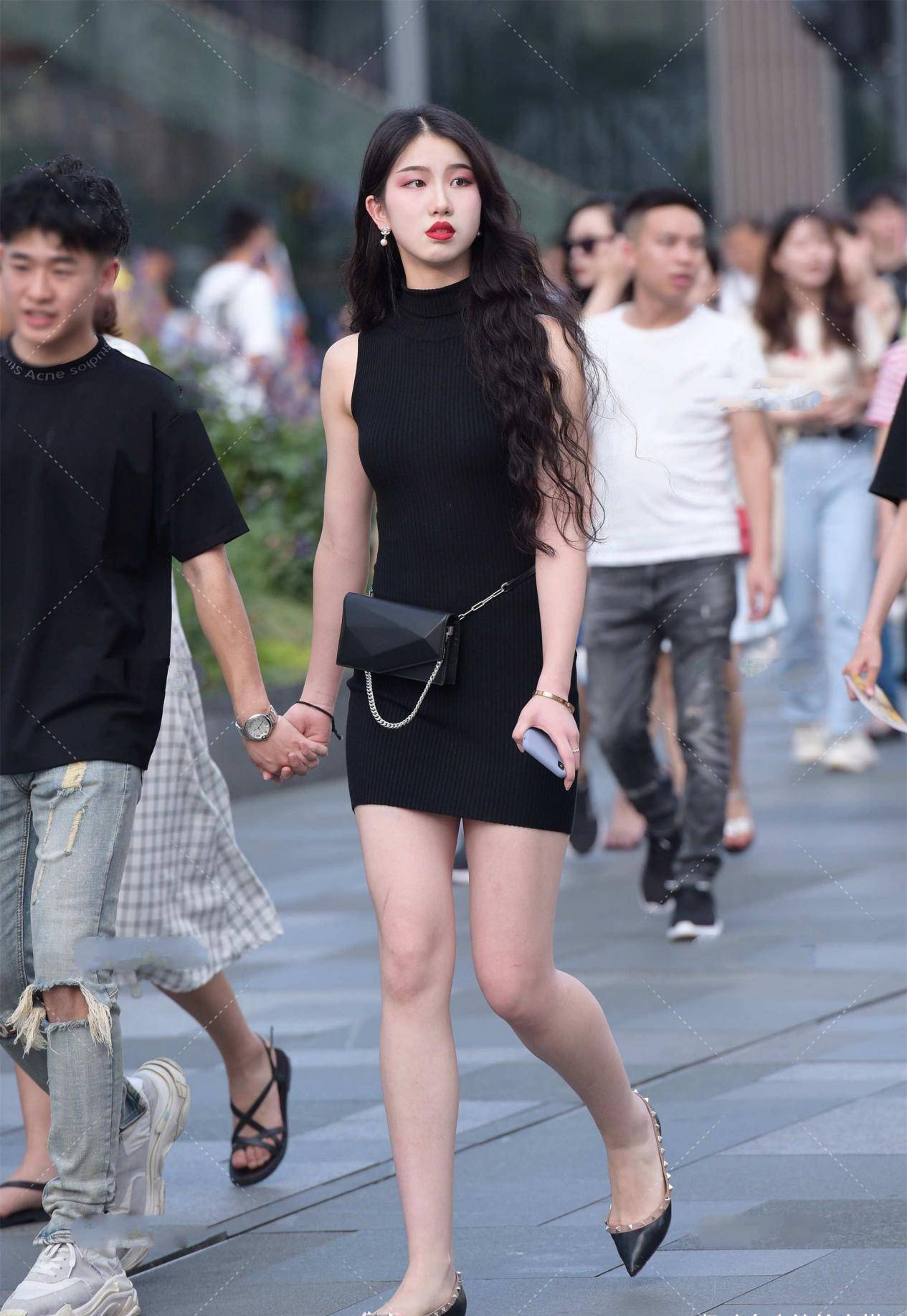 铆钉|黑色长卷发温柔有女人味,修身连衣裙显瘦好看,穿搭成熟知性