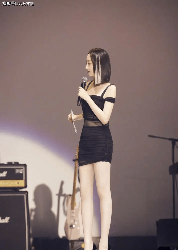 黑色|蒋梦婕又“秀身材”了，穿黑色连衣裙性感妩媚，挑染短发赚足眼球