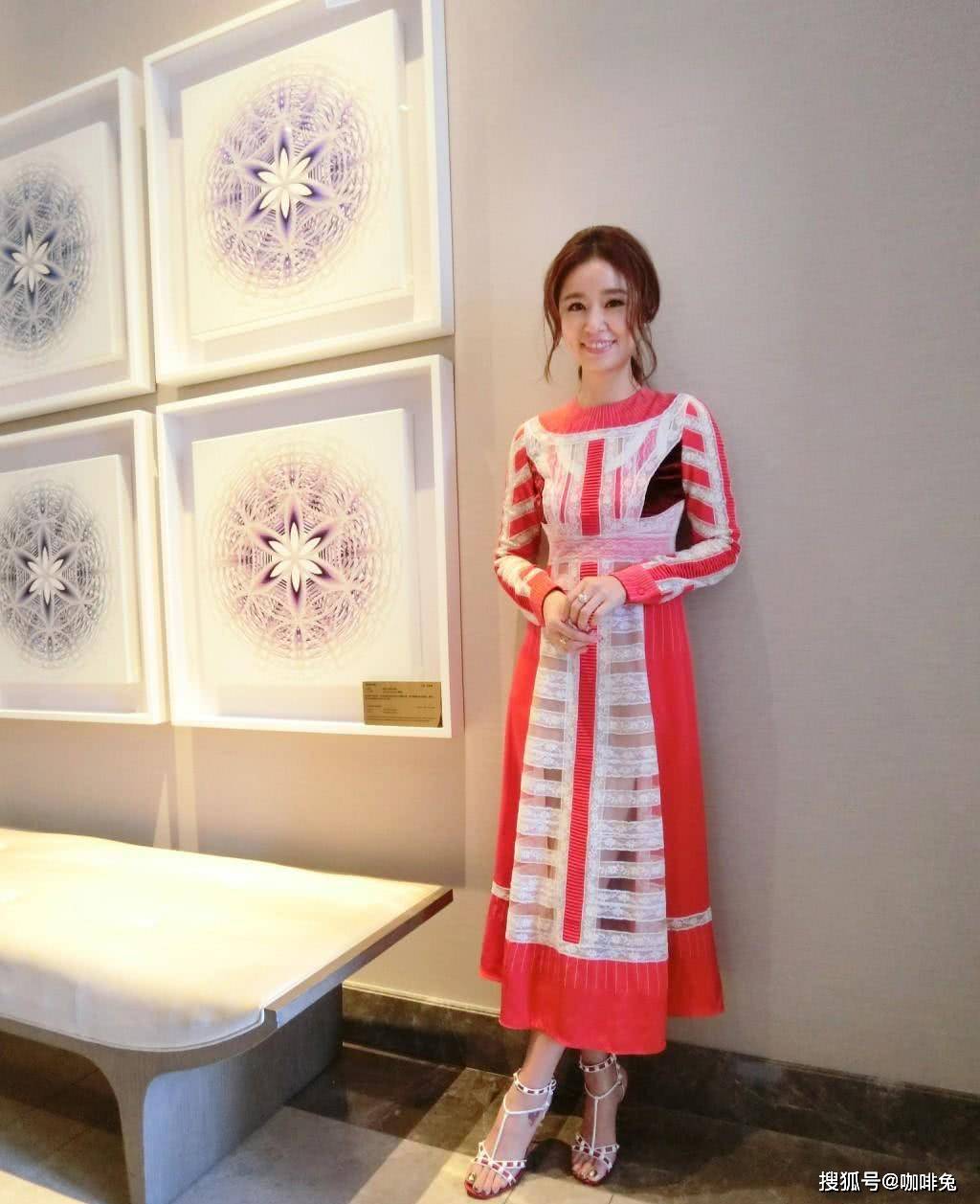 生活|老戏骨林心如的时尚大片，一身白色look优雅大气，魅力依旧