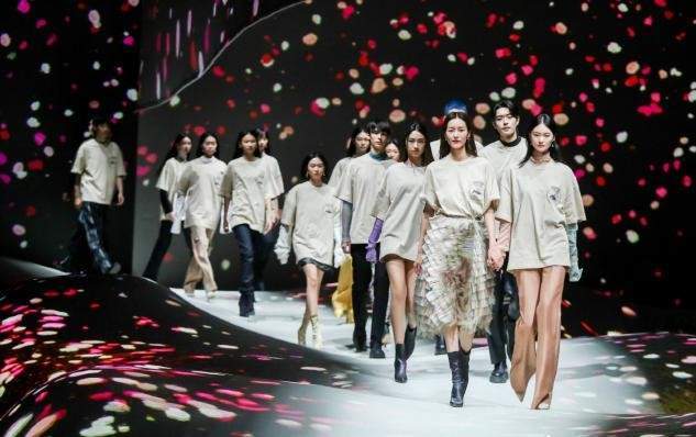 贺聪|贺聪带妹妹走秀，19岁妹妹同款丹凤眼似她翻版，五官柔和偏日系