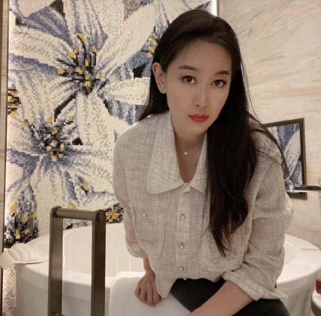 写真照|孙一文日常穿搭好文艺,特别喜欢小香风,一组写真照堪比时尚大片