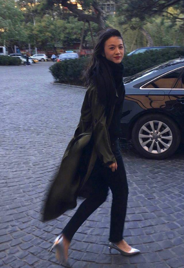 花朵|四十岁的汤唯太会穿！身穿花裙依旧气场十足