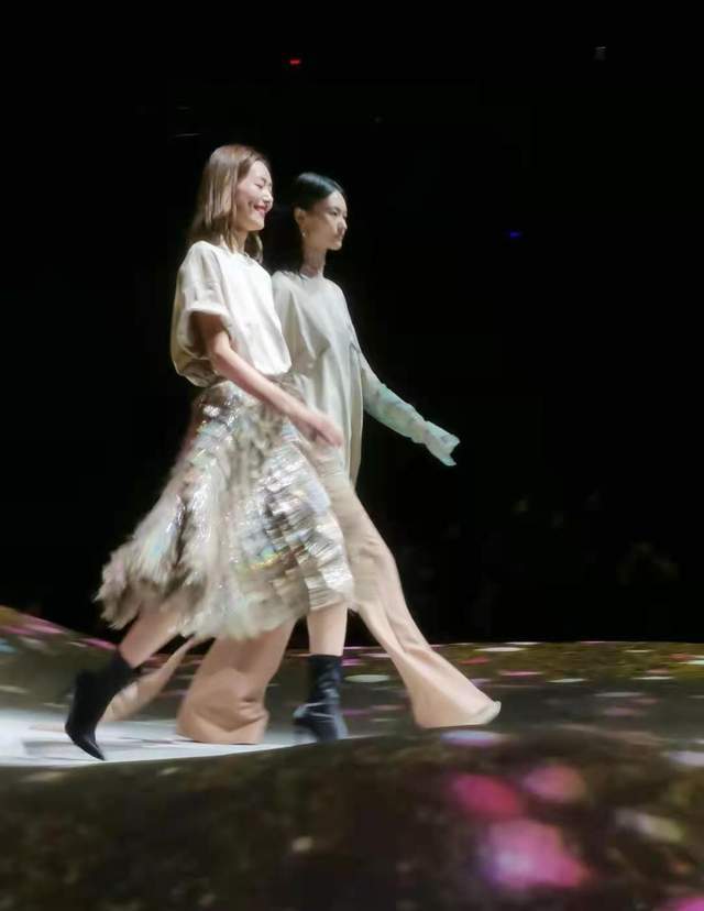 贺聪|贺聪带妹妹走秀，19岁妹妹同款丹凤眼似她翻版，五官柔和偏日系