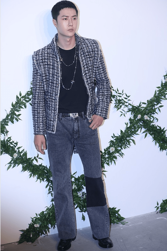 黑色|王一博生图和精修图差别挺大，感觉脸胖了一圈，但穿搭依旧在线