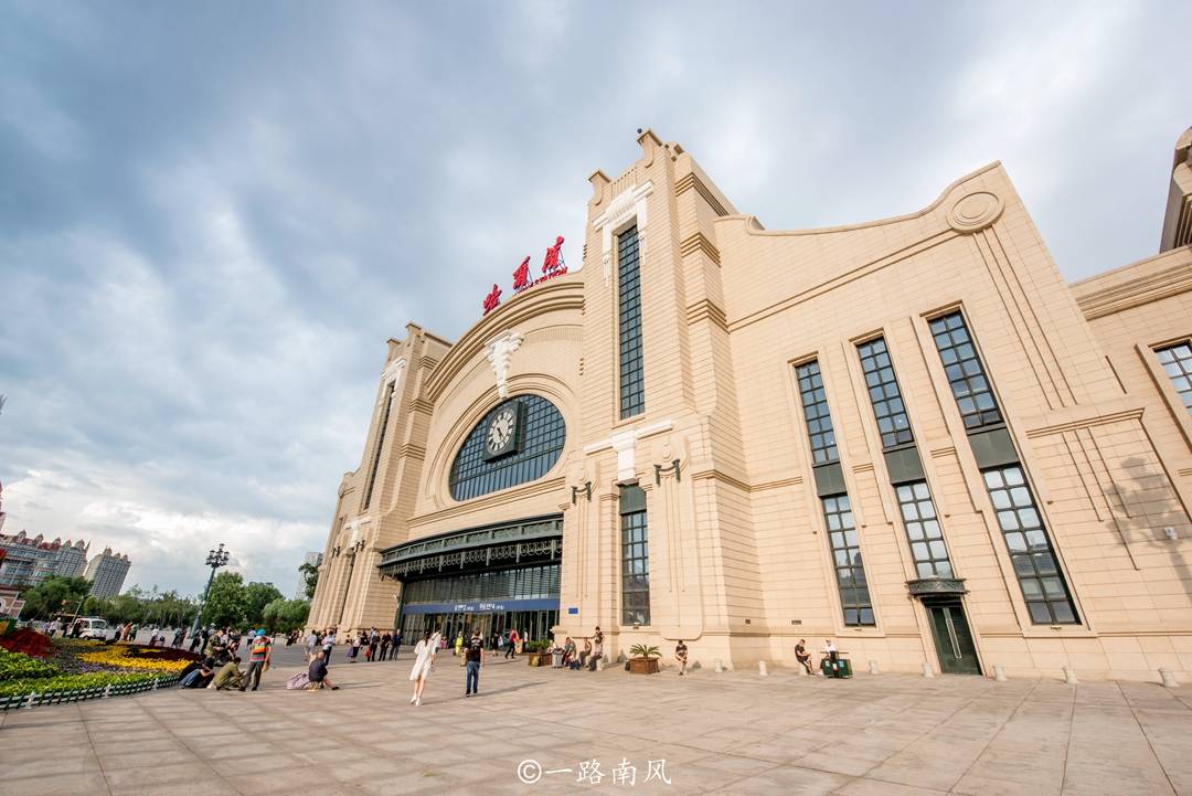 哈尔滨百年火车站，比广州站早61年，既是交通枢纽，也是地标景点